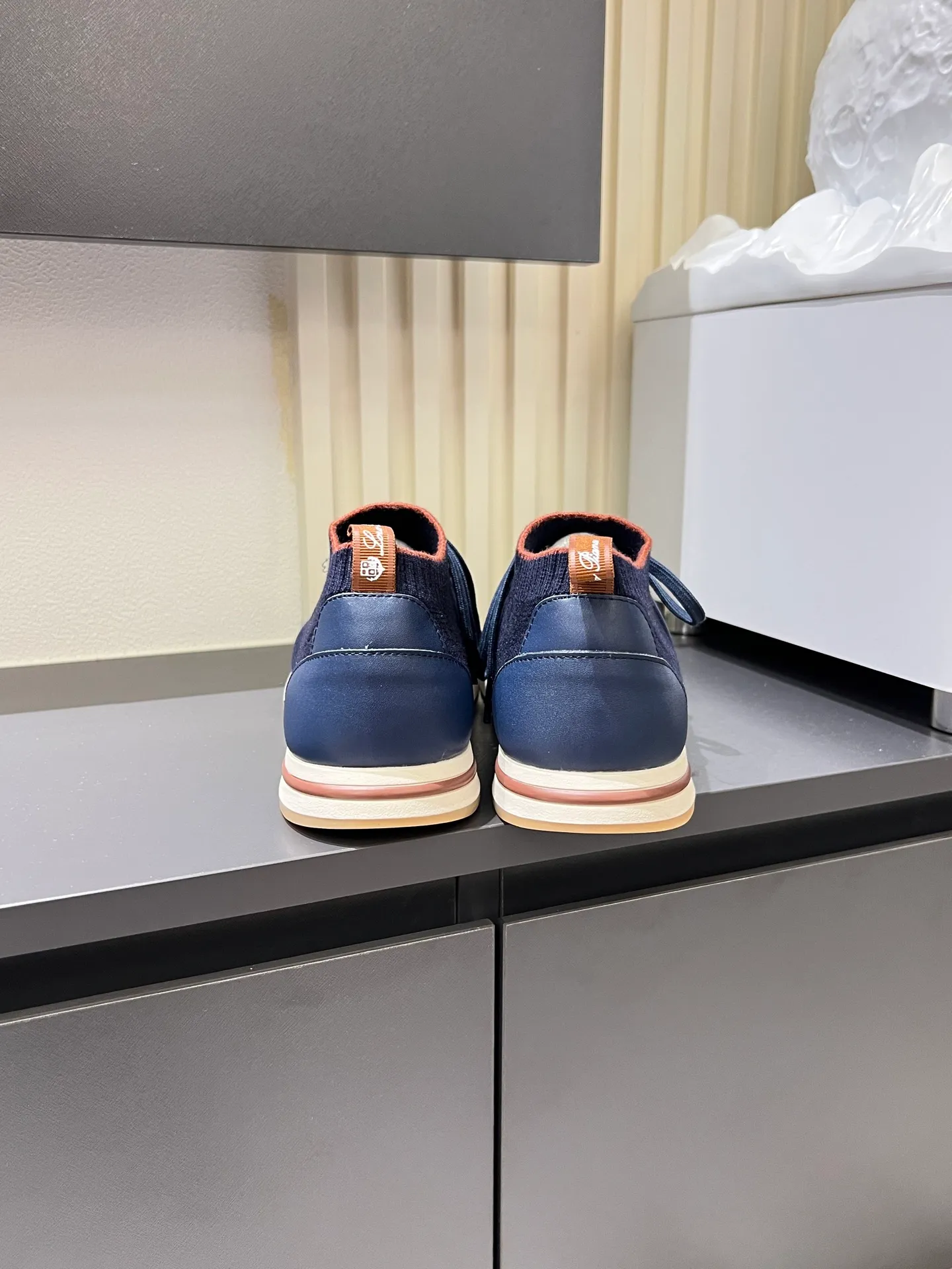 Men's Men's Shoes 💰p380 Loro Men's Shoes 💰piana/Noyo Piana 360 L Men's Shoes 💰p Flexy Walk Men's Sports Shoes These sports shoes are made of knitted wool uppers, and the heel is wrapped in smooth calf leather. Merino sheep are selected from Australia and New Zealand. The upper is machine-woven like a sweater, and then equipped with a white rubber outsole and a Kummel-colored sole. It is both beautiful and non-slip. The fabric is 100% cashmere and the insole is calf leather. It is super comfortable on the feet! Comes with full original packaging! Multiple colors available! Size: 38-44 (45 customized)